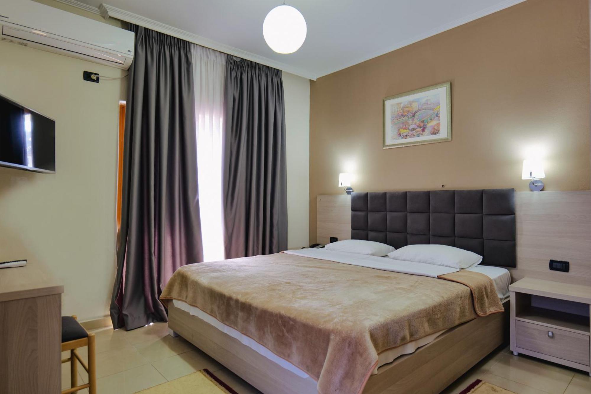Hotel Mediterrane Sarandë Exterior foto