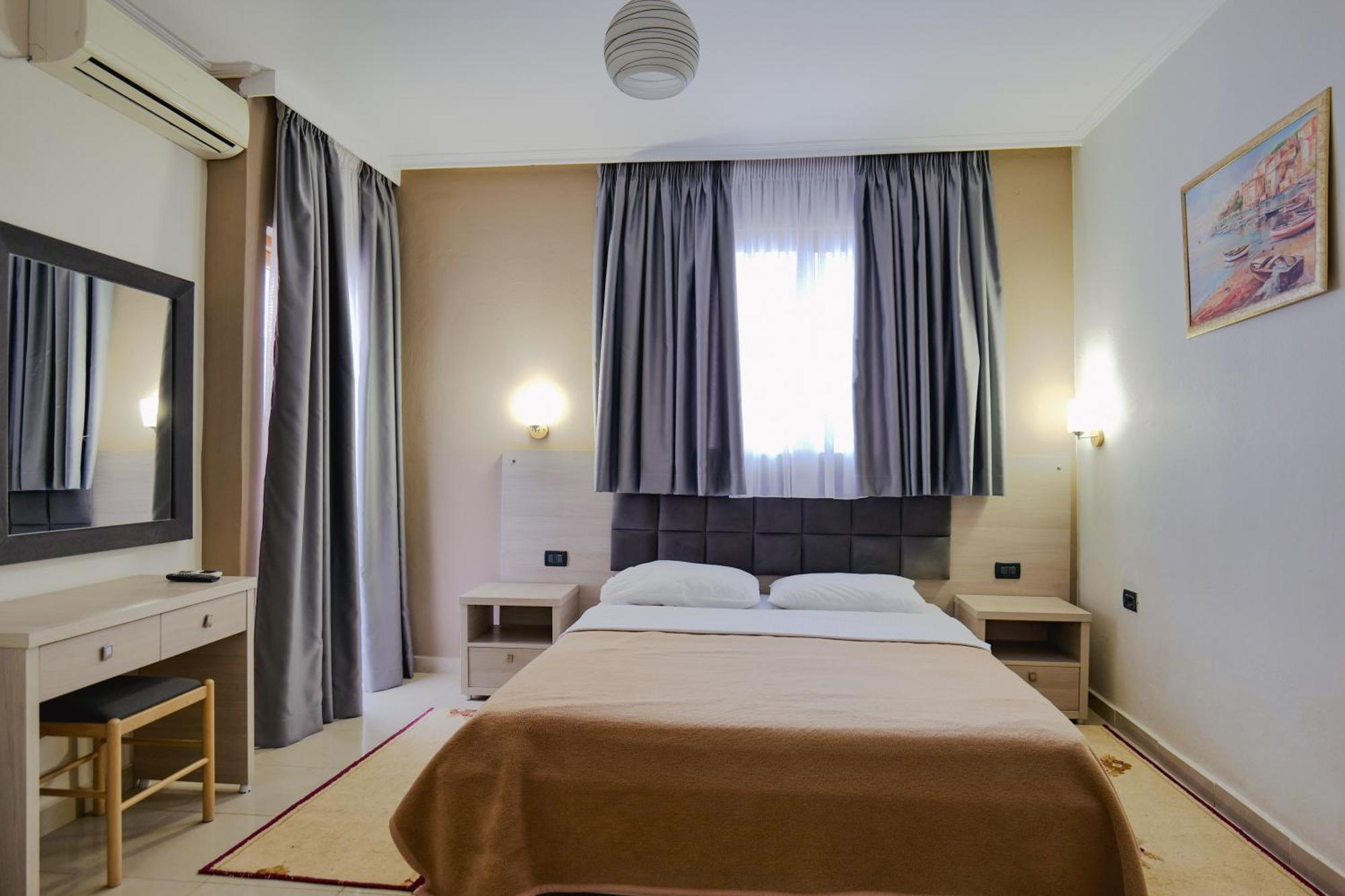 Hotel Mediterrane Sarandë Exterior foto